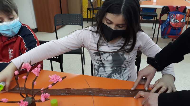 I bambini iniziano a rivestire il vecchio rotolo di carta igienica