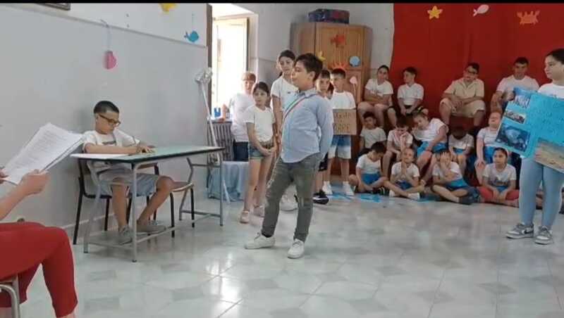 <h1>Il sindaco di Napoli</h1>
Il sindaco di Napoli dialoga con i bambini che protestano per avere il mare nella loro citt&agrave;