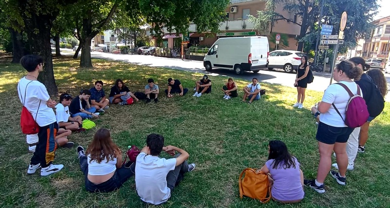 <h1>Il cerchio</h1>
Il momento del cerchio &egrave; una parte significativa della conclusione delle attivit&agrave;, perch&eacute; all&rsquo;interno di questo spazio avviene la rielaborazione dell&rsquo;esperienza e la condivisione dei significati, personali e collettivi, emozionali ed interpretativi, ad essa attribuiti. 