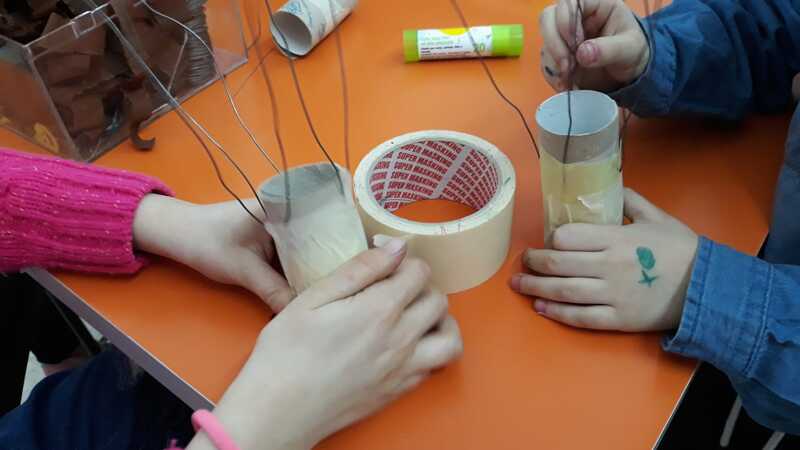 I bambini iniziano il loro lavoro sul riciclo