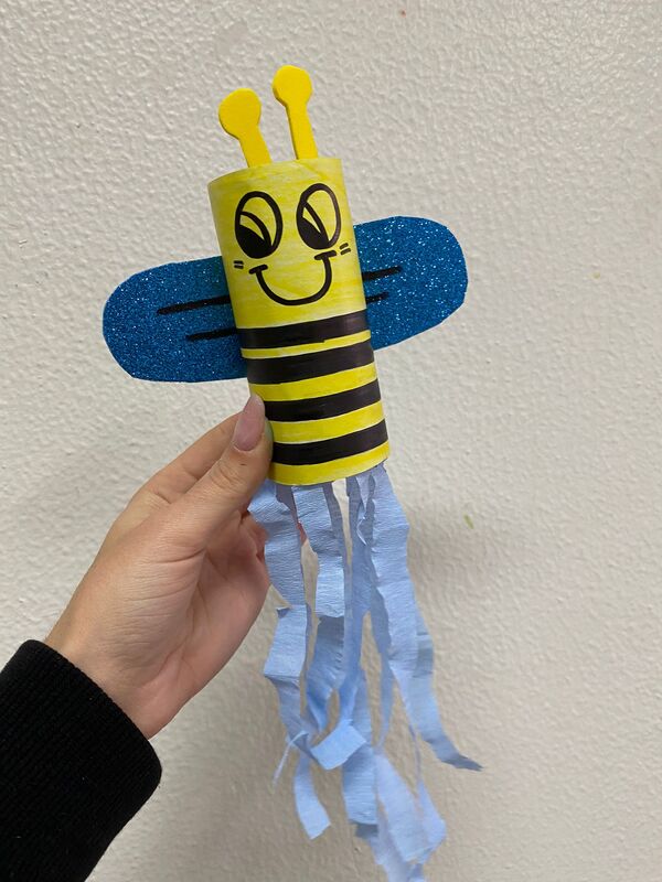 <h1>Ape</h1>
Ape realizzata con il riutilizzo di rotoli di carta igienica, avanzi di carta crespa e gomma eva