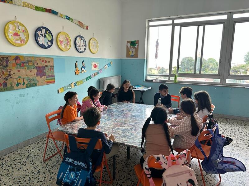 <h1>Parlamentino. Gruppo Calimero, 6-8 anni</h1>
Viene svolto una volta a settimana e spesso viene utilizzata, come setting, la stanza studio