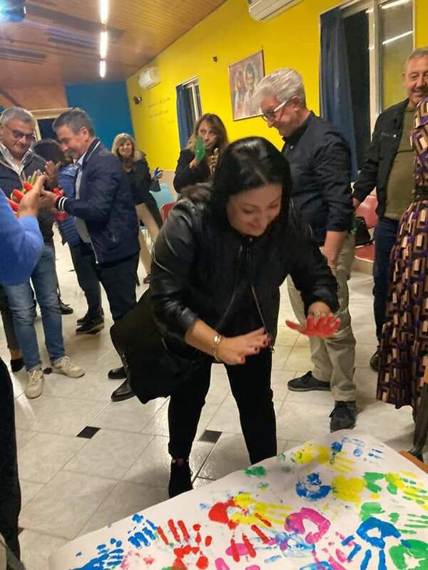 <h1>Io partecipo e sono nella relazione</h1>
Per facilitare la conversazione tra i genitori , abbiamo chiesto di esprimere con un simbolo la loro partecipazione nella relazione con i figli, facendogli apporre la loro mano colorata sul cartellone. L&rsquo;incontro si &egrave; tenuto il 17/2/23