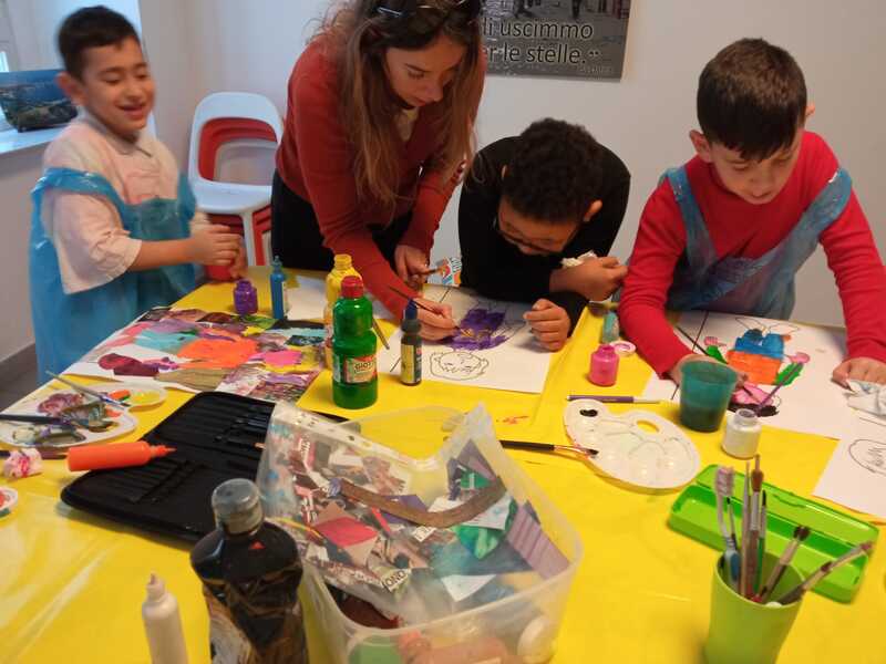 <h1>Elaborazione artistica dei personaggi</h1>
Attraverso tecnica acquerelli e collage