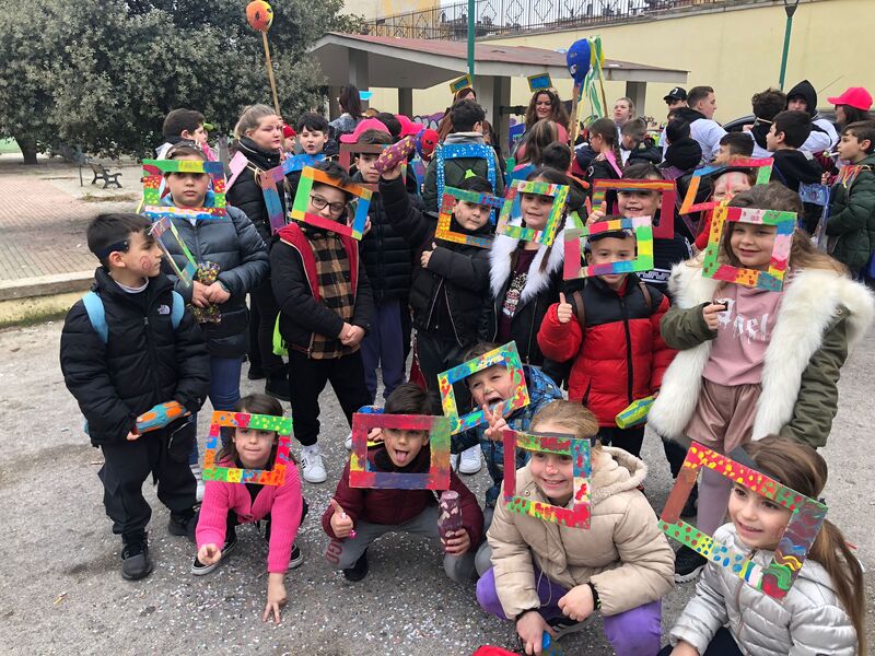 <h1>Partecipazione del gruppo Piedi Teneri (6-8 anni) alla sfilata di carnevale</h1>
I bambini hanno creato delle cornici-maschere per raffigurare concretamente il senso che loro stessi hanno attribuito al tema del carnevale; ovvero che ognuno di loro rappresenta un meraviglioso quadro senza un "titolo" definito.