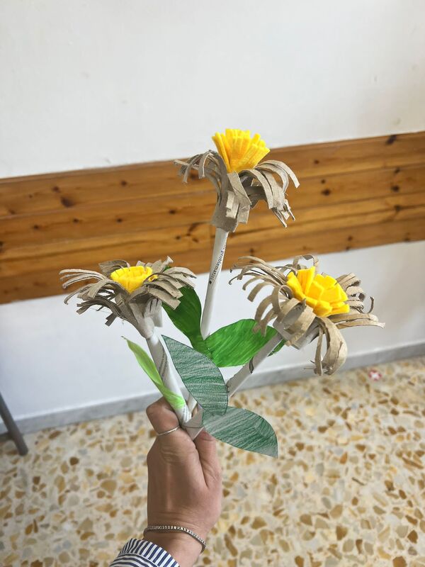 <h1>Decorazione floreale</h1>
Decorazione floreale realizzata con rotoli di carta igienica, avanzi di ritagli di feltro e cartoncini e fogli di giornale