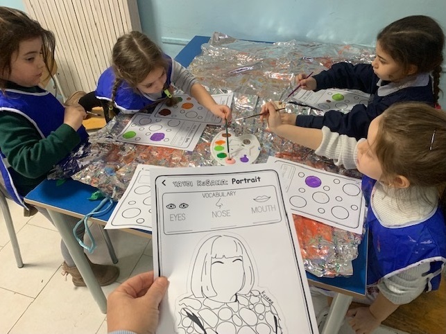 <h1>Ritratto d'artista</h1>
Attivit&agrave; gioco realizzata con la tecnica del collage e con le tempere 