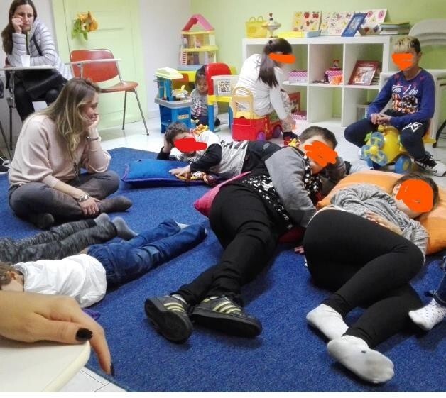 Nella stanza &egrave; stato previsto un tappeto e dei cuscinoni: i bambini entrando in questa stanza accogliente di loro spontanea volont&agrave;, si sono letteralmente accoccolati sui cuscini, ci&ograve; ha facilitato la relazione e la conoscenza dei bambini 