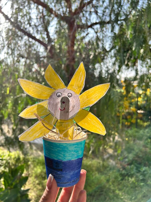 <h1>Vaso di girasole</h1>
Vaso di girasole realizzato con il riutilizzo di un bicchiere, bastoncino di gelato e avanzi di cartoncino