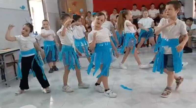 <h1>Il balletto</h1>
I bambini ballano sulle note di "Nel mare blu"