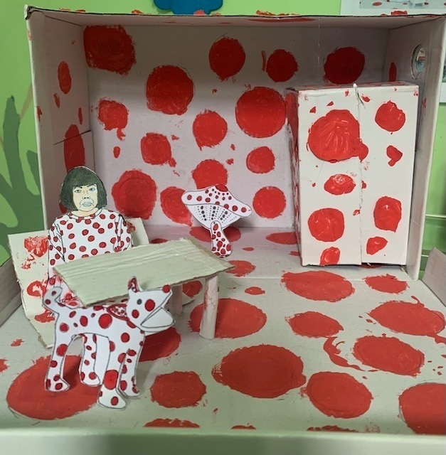 <h1>Infinity mirror room</h1>
Riproduzione di una installazione della Kusama realizzata con materiale di riciclo