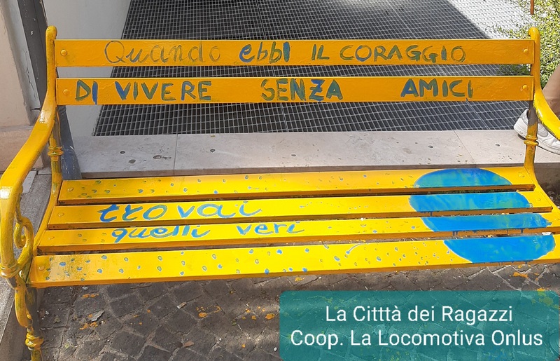 <h1>Panchine poetiche</h1>
Le frasi, frutto del lavoro di preparazione, rappresentano alcuni tempi scelti dai ragazzi.