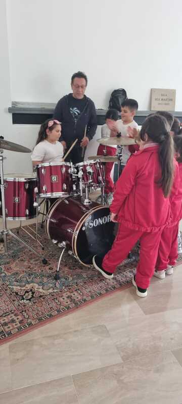 <h1>Esercitazione alla batteria</h1>
Spiegazione da parte dell&rsquo;esperto prima dell&rsquo;esecuzione della parte di brano