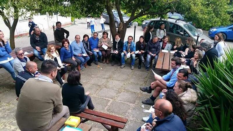 <h1>Accoglienza gruppi genitori</h1>
Questa foto ritrae il primo incontro avvenuto nella parrocchia SS AA Pietro e Paolo il 1/2/23; qui gli operatori hanno spiegato obiettivi e motivazioni del percorso che iniziava e hanno lanciato un Brain storming sulle aspettative e sulla tematica &ldquo;Affettivit&agrave;&rdquo;